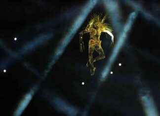 Olympics Closing Ceremony Begins with Golden Voyager and French Musicians news-12082024-020751