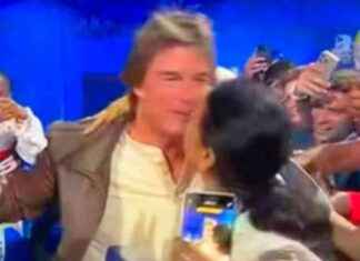 Tom Cruise’s Olympics Kiss Sparks Consent Debate: Exploring Boundaries news-12082024-113521