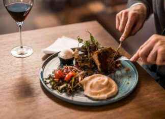 Rise of Solo Dining: Restaurants Adapt to New Norm news-05092024-012542
