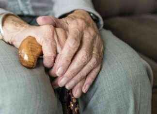 Struggling Man with $18/hr Salary Refuses to Help Aging Mom: Financial and Time Constraints news-15092024-195835