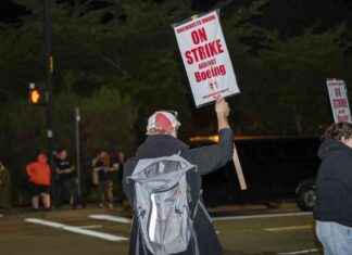 Boeing CEO Buys $4.2M Mansion Amid Wage Strikes: A Look at Income Disparities news-16092024-162112