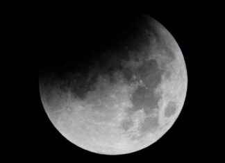 Rare Supermoon Partial Eclipse Viewing Guide in the UK Tonight news-17092024-213115