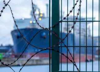 UK Imposes Sanctions on Tankers Transporting Russian Gas news-26092024-184725