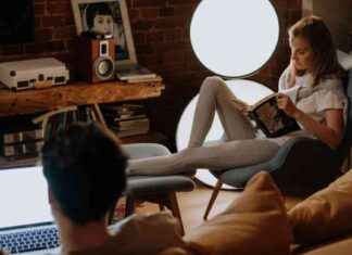 Title: Personal Finance Expert Ramit Sethi Analyzes US Couple Spending 113% of Income news-27092024-174455