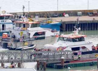 Record-Breaking 970+ Migrants Cross English Channel in Single Day news-06102024-160722