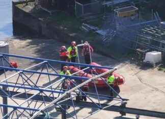 Boat Capsizes in River Thames: Six People Rescued news-11102024-173304