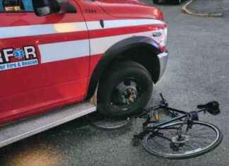 Lawsuit: Cyclist Hit by Oregon Ambulance and Charged $1,800 for Hospital Ride news-11112024-025336