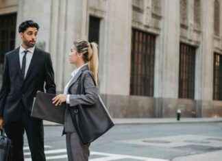 UK Junior Lawyers’ Work Conditions: Long Hours, Little Sunlight news-12112024-150605